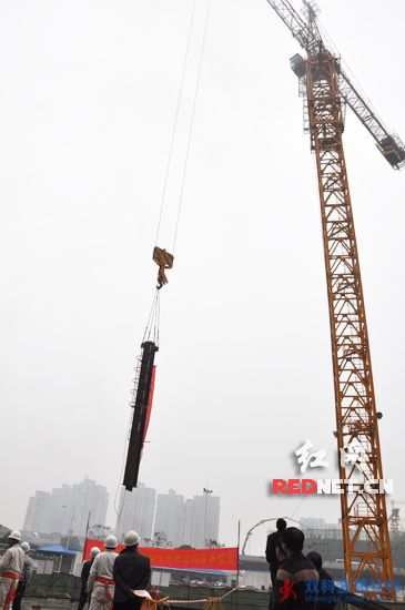 中建五局：承建的長沙運達中央廣場商業項目鋼結構工程首根鋼柱開吊